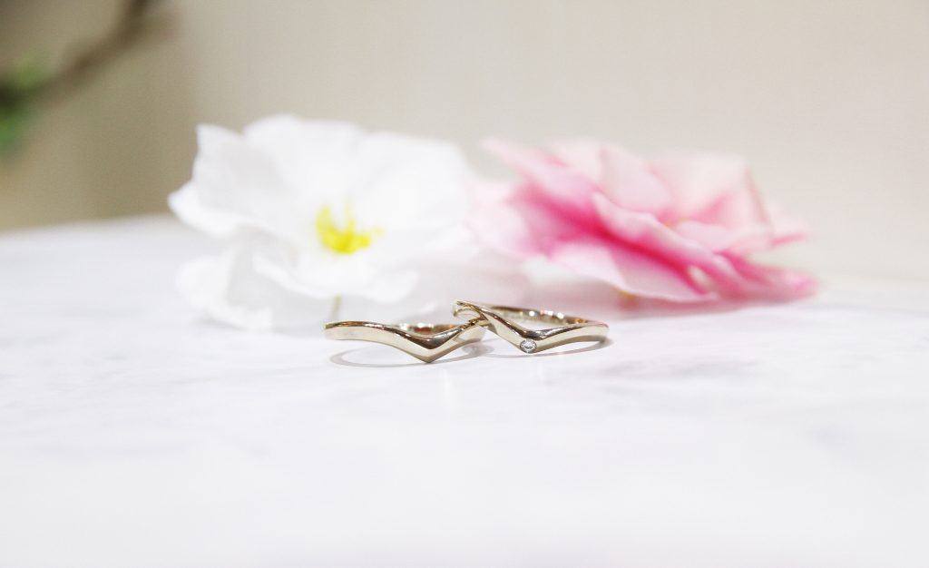 Beauty of 18k Gold Wedding Bands: From Trendy Champagne to Modern Black Gold