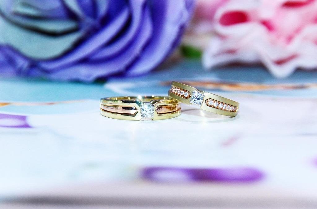 eClarity Wedding Bands in 18k Yellow Gold