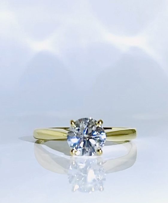 Classic Engagement Ring in 18k Yellow Gold